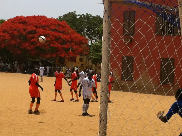 Partido de fútbol en Goré, Dakar