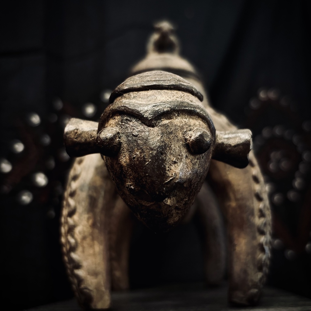 Caja Dogón en bronce con animal ensillado (Mali)
