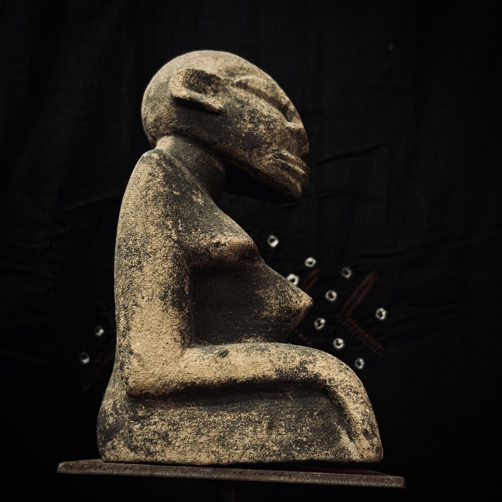 Ancestro femenino Dogón tallado en arenisca de Bandiagara 19cm. 