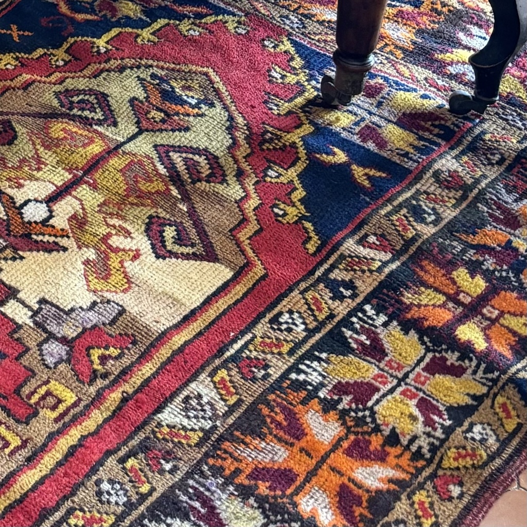 China rug, 161x104cm. (Bentley col.)