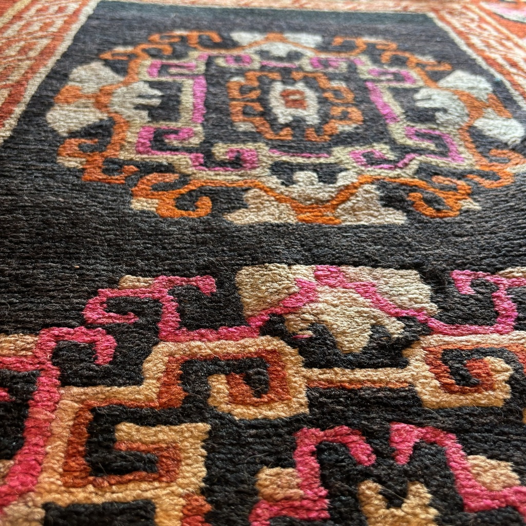 China rug, 174x94cm. (Bentley col.)